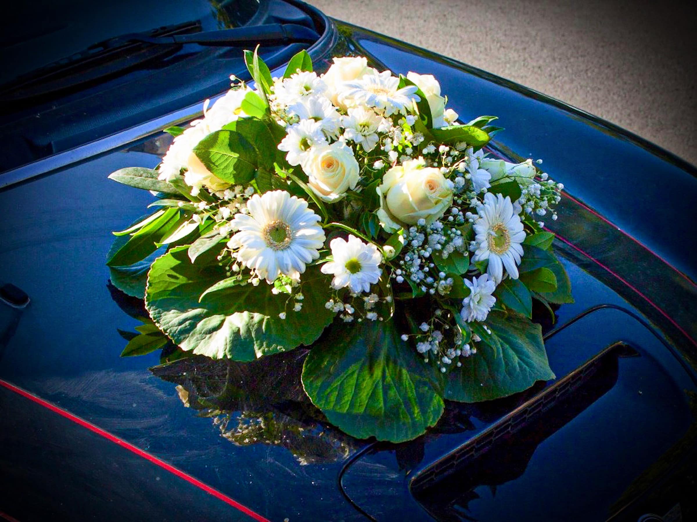 svatební dekorace bílá auto
