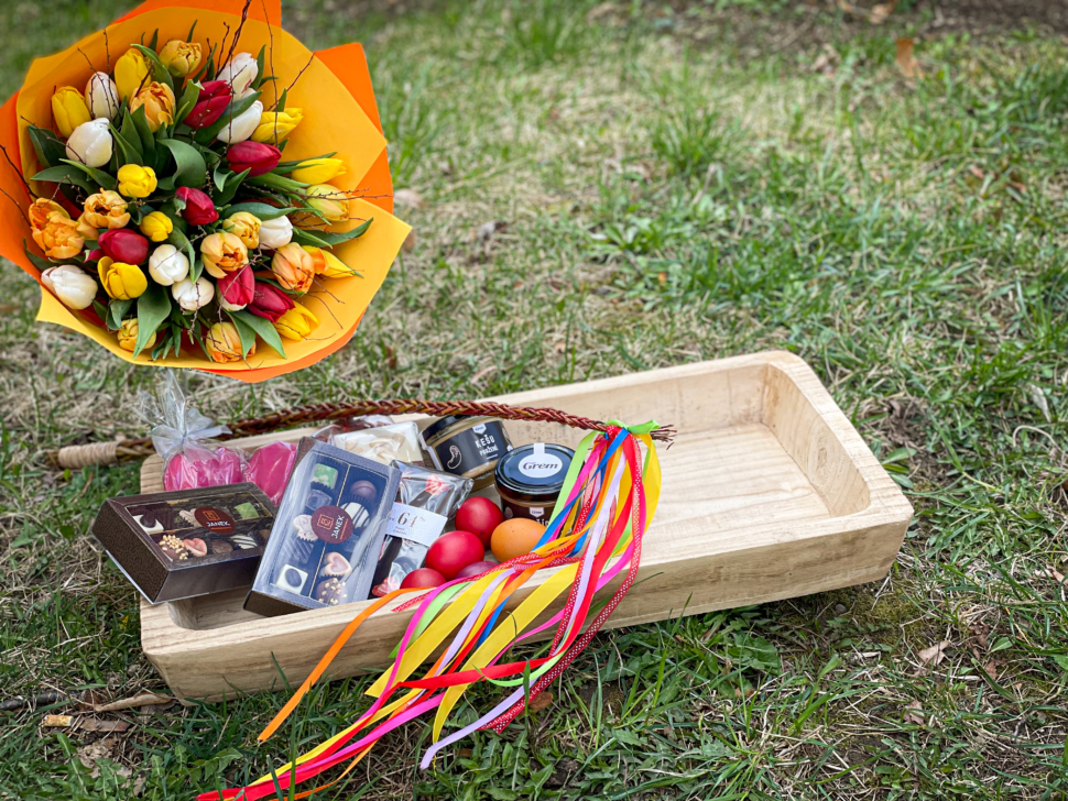 Barevná velikonoční kytice z tulipánů