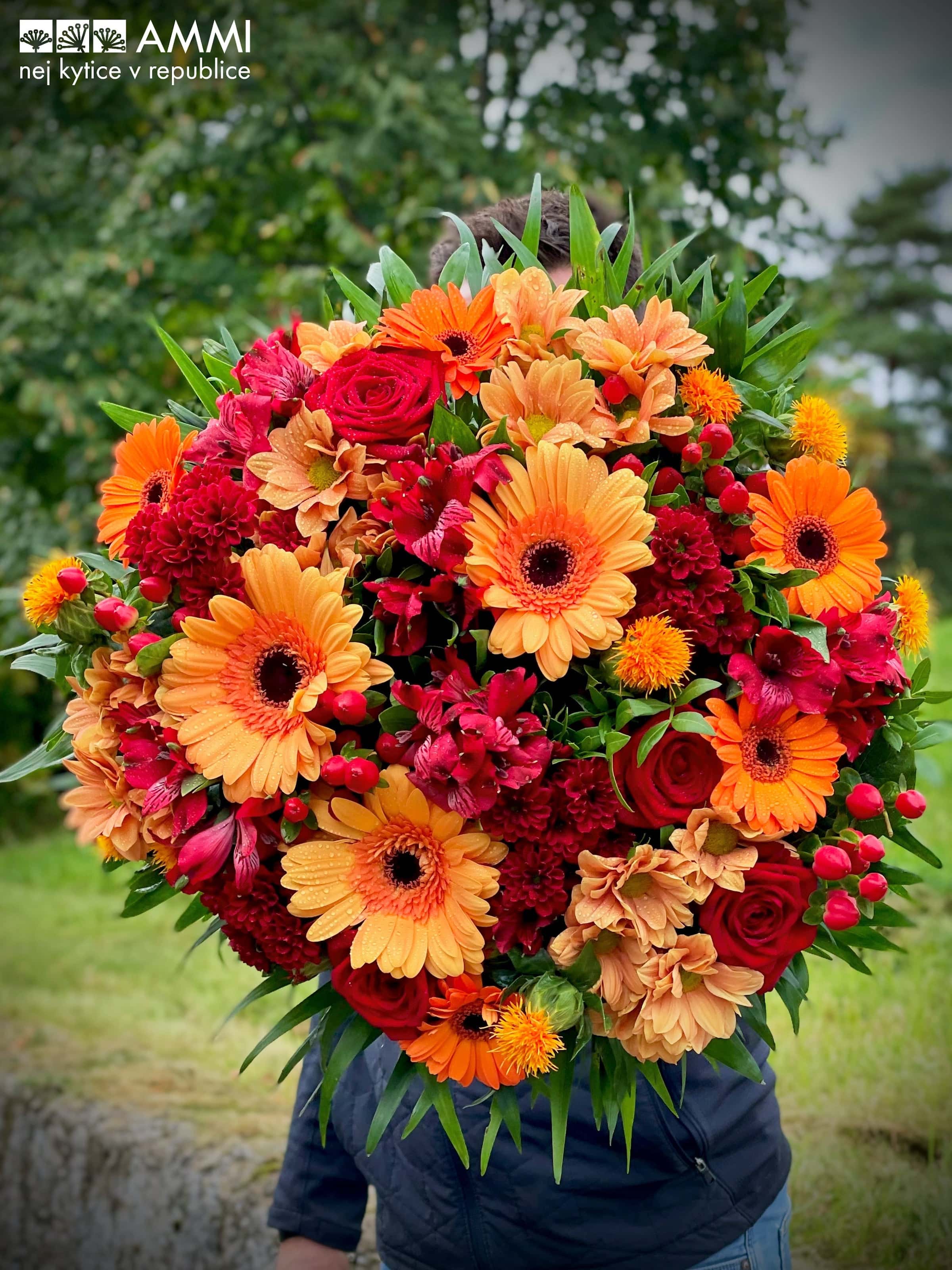 kulatá kytice oranžová a červená pro ženy