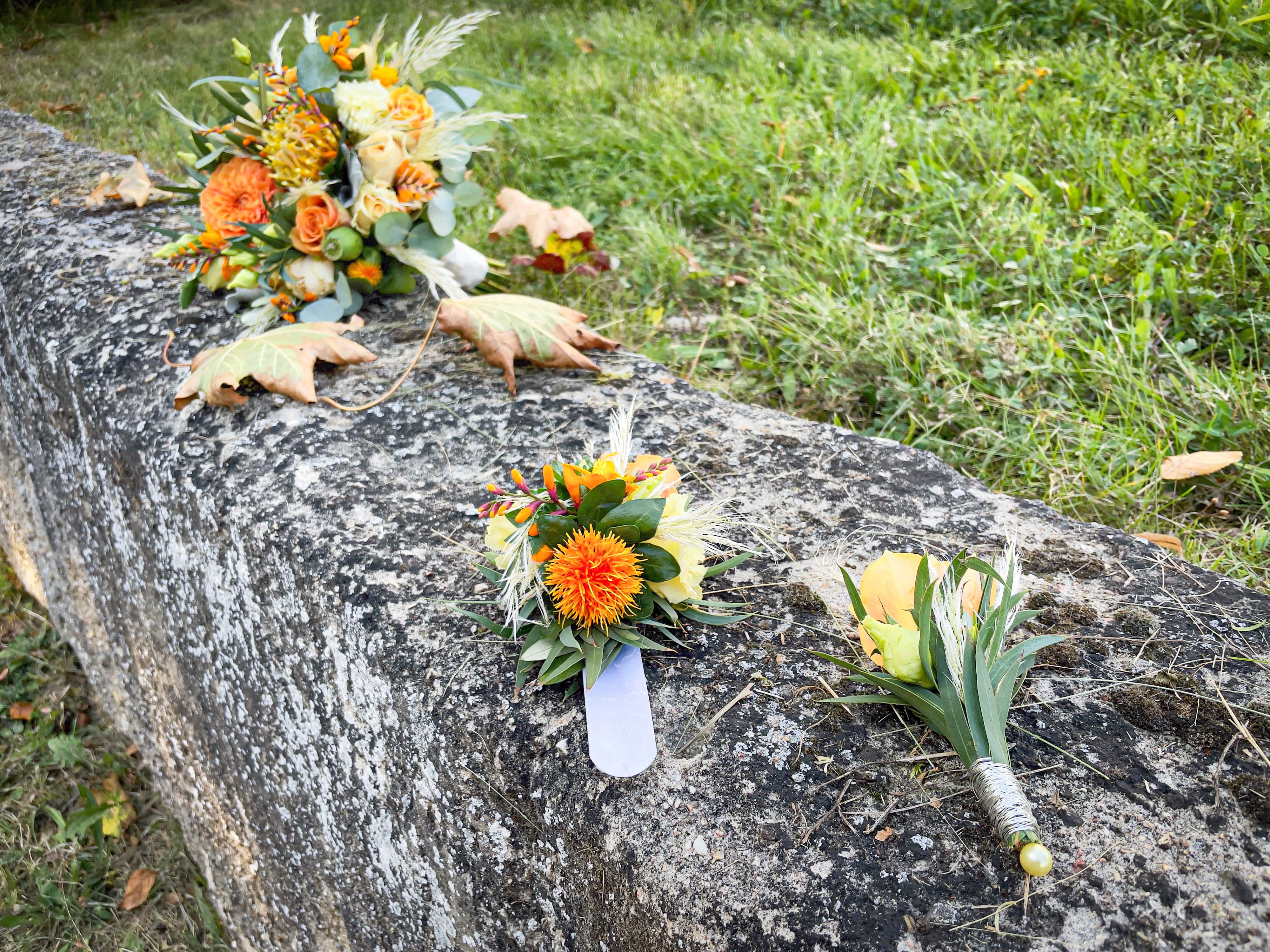 svatba korsáž oranžová, náramek z květin