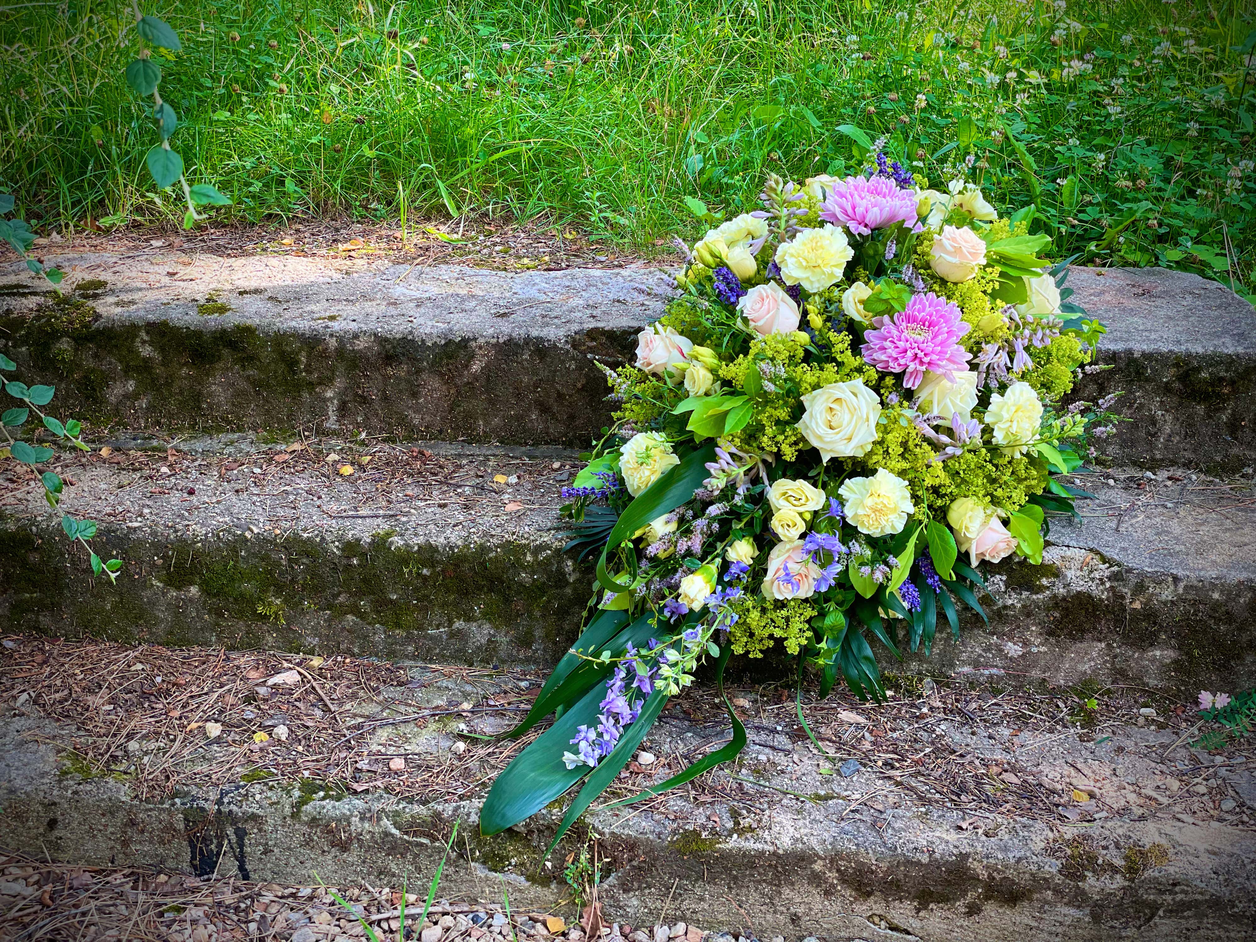 smuteční kytice dekorace na hrob
